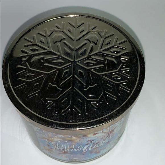Vanilla Snowflake 3 Wick 🕯Bath & Body Works - Picture 3 of 10